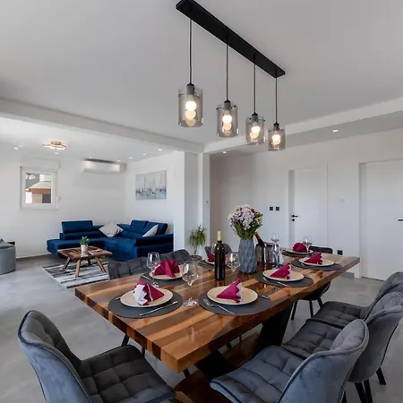 C'est La Vie Holiday home Kastela